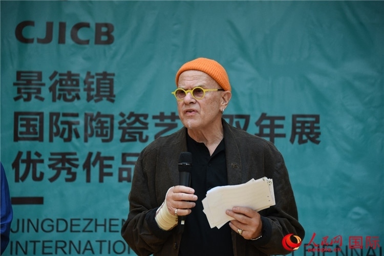 瑞典藝術(shù)家托比恩·卡爾斯博致辭。人民網(wǎng)記者 殷淼攝