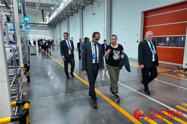 駐華外交官和國(guó)際組織駐華代表參觀億華通動(dòng)力科技有限公司生產(chǎn)車(chē)間。人民網(wǎng)記者 方童攝