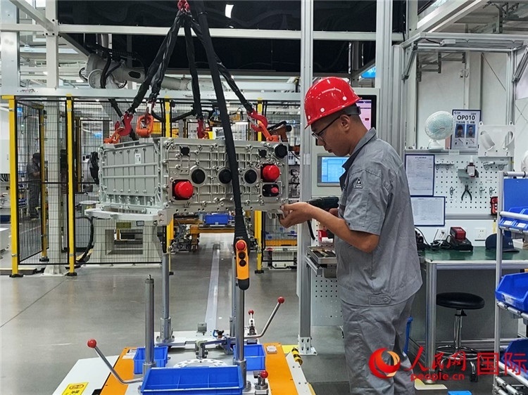 技術(shù)人員進(jìn)行系統(tǒng)化測(cè)試。人民網(wǎng)記者 于洋攝