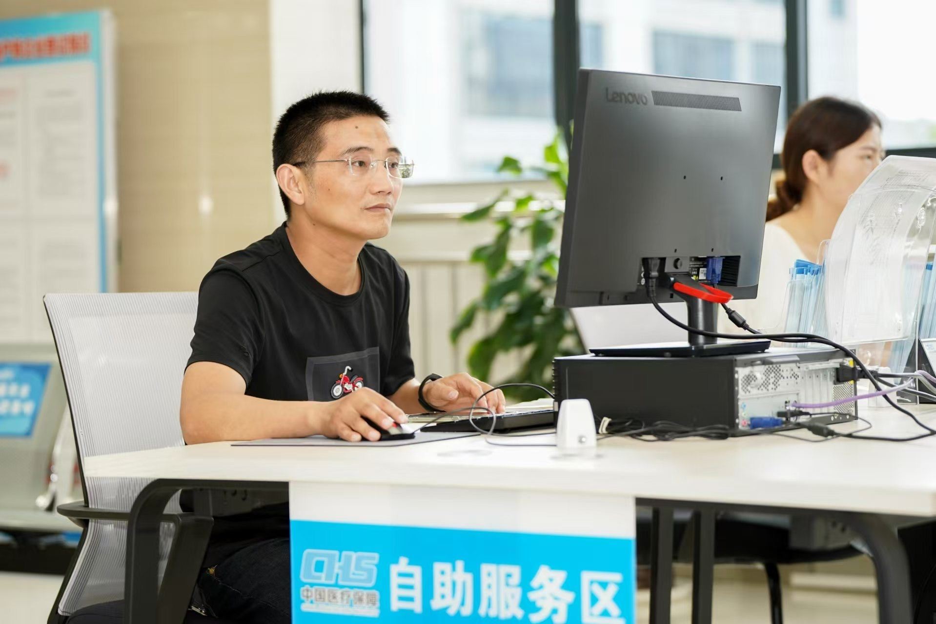 安徽省池州市市民在市政務服務大廳辦理業(yè)務。人民網(wǎng)記者 王銳攝