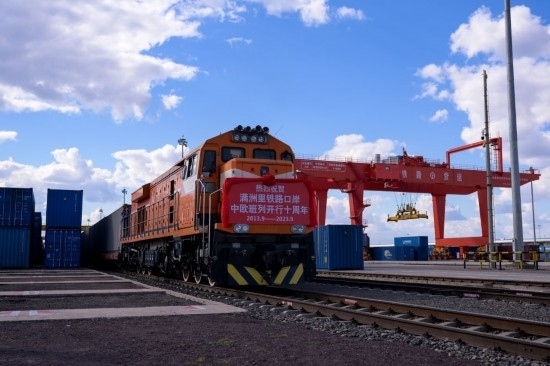 2023年9月20日，一列中歐班列行駛在內(nèi)蒙古滿洲里站貨運(yùn)車間集裝箱場(chǎng)。作為我國(guó)向北開(kāi)放的“橋頭堡”、中歐班列“東通道”的重要口岸，滿洲里鐵路口岸不斷加大中歐班列通道能力建設(shè)，進(jìn)一步提升運(yùn)輸效率和品質(zhì)
