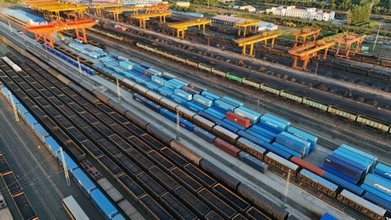 這是2024年8月14日在黑龍江綏芬河鐵路口岸集裝箱換裝場(chǎng)拍攝的集裝箱換裝作業(yè)現(xiàn)場(chǎng)（無(wú)人機(jī)照片）。今年前七個(gè)月，綏芬河鐵路口岸開(kāi)行中歐班列573列，運(yùn)量達(dá)55246標(biāo)箱，同比分別增長(zhǎng)23%和18%，班列數(shù)量持續(xù)保持高位運(yùn)行。