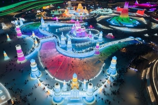 2024年1月1日，來(lái)自世界各地的游客在哈爾濱冰雪大世界園區(qū)內(nèi)游玩（無(wú)人機(jī)照片）。