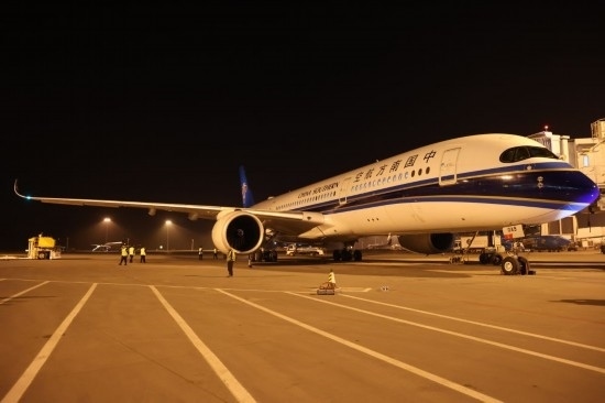 2024年4月24日晚，南航沈陽(yáng)-法蘭克福CZ8021首航航班在沈陽(yáng)桃仙國(guó)際機(jī)場(chǎng)準(zhǔn)備起飛。這是國(guó)內(nèi)航司在東北地區(qū)開(kāi)通的首條直飛德國(guó)定期航線。