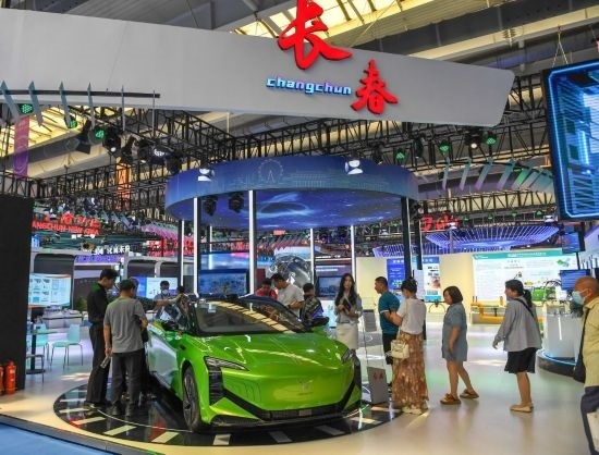 2023年8月23日，人們?cè)诘谑膶弥袊?guó)—東北亞博覽會(huì)上參觀一汽紅旗新能源車型。