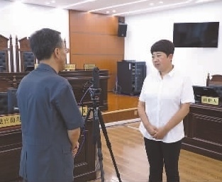 圖為全國人大代表玉明姬（右）詳細(xì)了解環(huán)境資源審判工作情況。劉思妤 攝