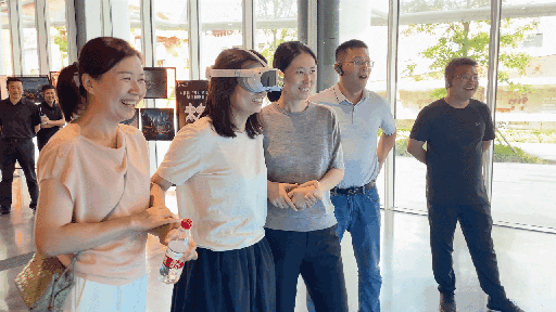 研學(xué)團(tuán)成員正在用VR眼鏡體驗。人民網(wǎng) 王戰(zhàn)雄攝