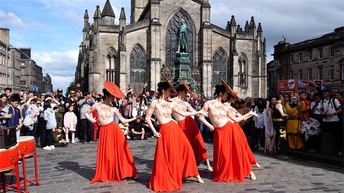 《長(zhǎng)城魂》的演員在愛(ài)丁堡皇家一英里街頭演出。主辦方供圖