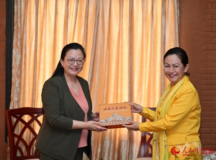 馬珈大使向岱岱楷部長贈送中國特色紀念品。人民網(wǎng)記者 謝佳君攝