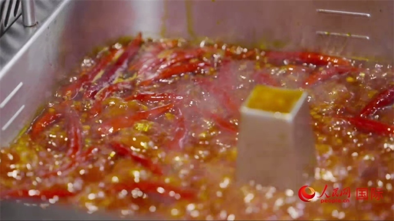 成都麻辣火鍋。人民網(wǎng)記者 張榮攝