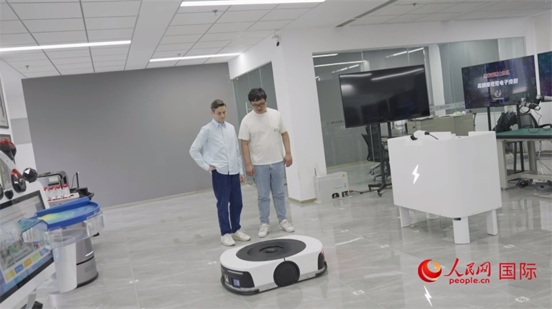 睿樂(lè)達(dá)機(jī)器人充電停車場(chǎng)。人民網(wǎng)記者 張榮攝