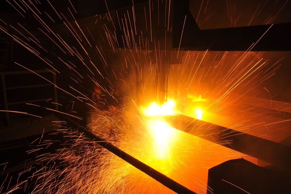 2015年3月10日，東北特鋼集團(tuán)大連基地生產(chǎn)的合金鋼連鑄坯進(jìn)行定尺切割。新華社發(fā)