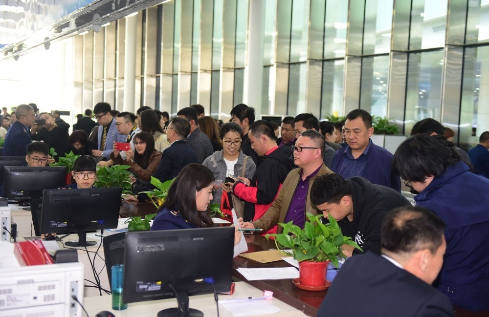 2017年4月10日，中國（遼寧）自由貿(mào)易試驗(yàn)區(qū)沈陽片區(qū)揭牌當(dāng)日，眾多企業(yè)咨詢注冊。新華社記者楊青攝