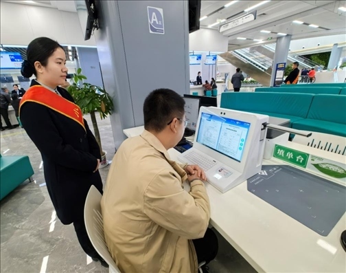 市民用電子范例填單臺錄入信息。人民網(wǎng)記者 周雯攝