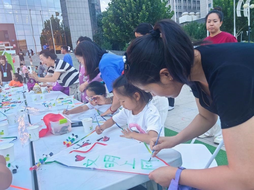 △家長與孩子一起參與“文明上網(wǎng)”系列主題活動。