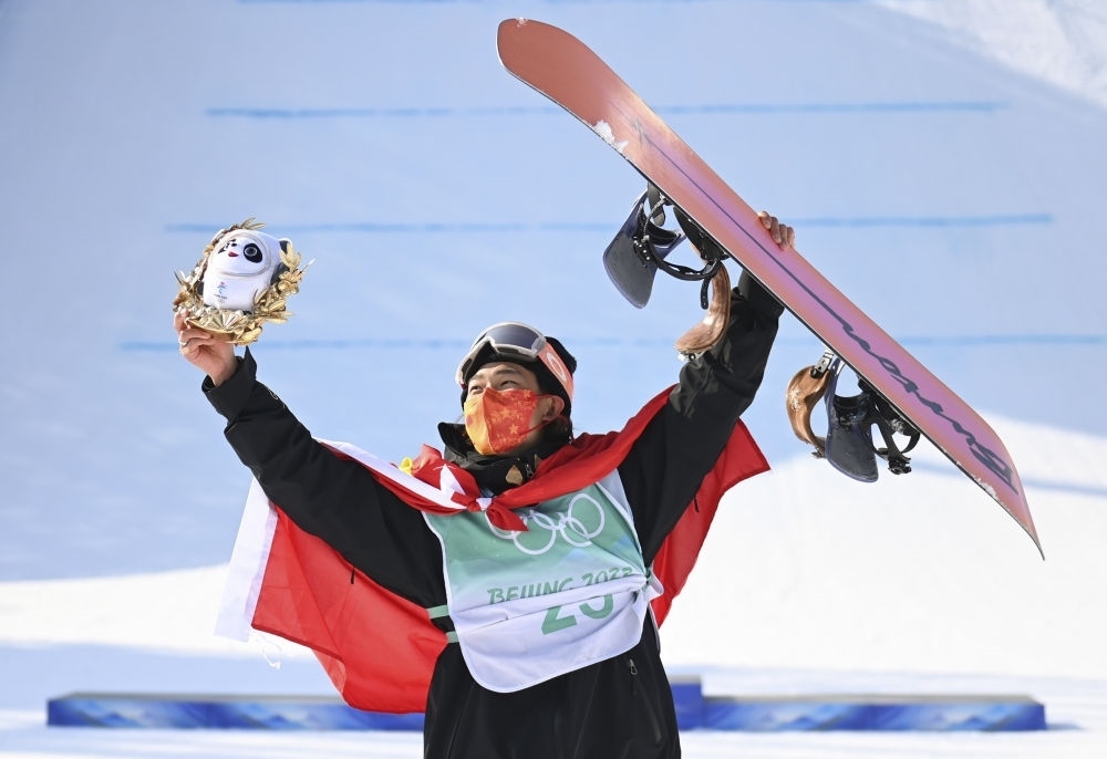 蘇翊鳴在北京2022年冬奧會(huì)單板滑雪男子大跳臺(tái)決賽奪冠后慶祝（2022年2月15日攝）。新華社記者 黃宗治 攝