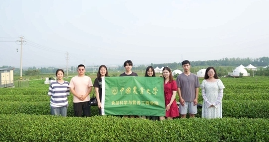在山東日照，中國農(nóng)業(yè)大學(xué)食品學(xué)院實(shí)踐團(tuán)就農(nóng)業(yè)生產(chǎn)智能化設(shè)備、肥料選用等問題開展實(shí)地調(diào)研，并面向300余名村民陸續(xù)開展4次科普宣講。校方供圖