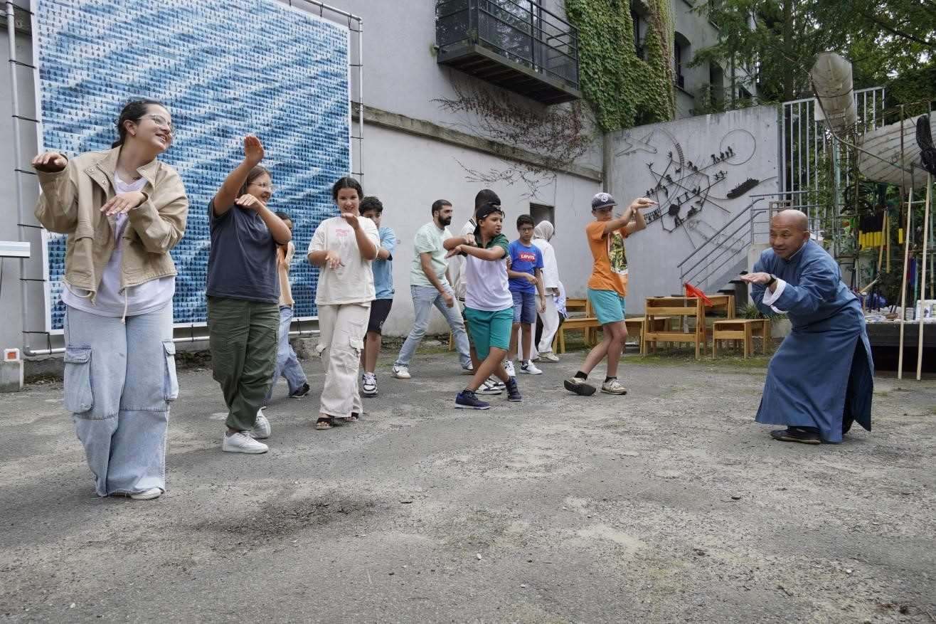 孩子們與魯汶大學武術老師，北少林長拳傳人羅師傅學習中國功夫。比利時維他命文化傳媒供圖