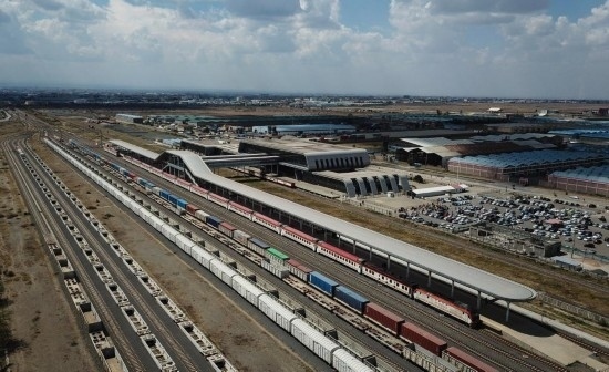 這是2023年9月在肯尼亞首都內(nèi)羅畢拍攝的蒙內(nèi)鐵路內(nèi)羅畢站（無人機(jī)照片）。新華社記者 韓旭 攝