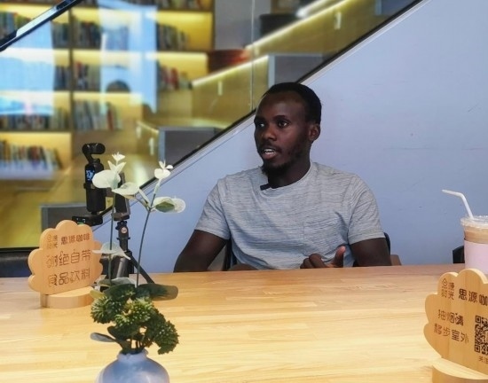 來自肯尼亞的北京交通大學(xué)留學(xué)生卡里烏在北京接受采訪（8月10日攝）。新華社記者 王小鵬 攝