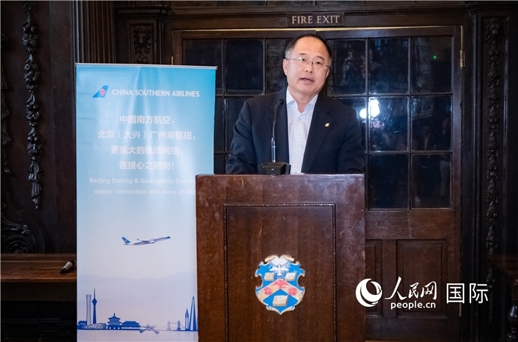 圖為中國駐倫敦旅游辦事處主任張力致辭。人民網 郭錦標攝