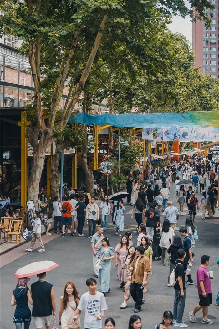 北街美食區(qū)是東郊記憶園區(qū)集美食、文化與休閑于一體的特色區(qū)域，為游客和當(dāng)?shù)鼐用裉峁┝素S富多樣的餐飲選擇。資料圖片