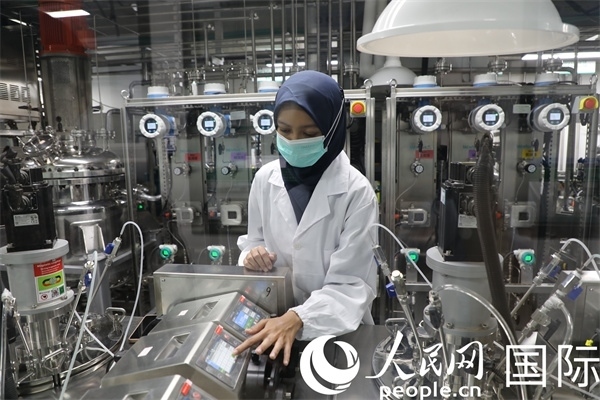 中國(guó)—印尼新能源材料與冶金工程技術(shù)聯(lián)合研究實(shí)驗(yàn)室內(nèi)，研究人員正在工作。人民網(wǎng)記者曹師韻攝