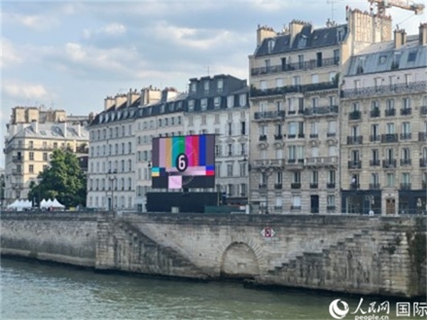 奧運(yùn)會(huì)開幕式，安置在塞納河兩岸的大屏幕。人民網(wǎng)記者 何蒨攝