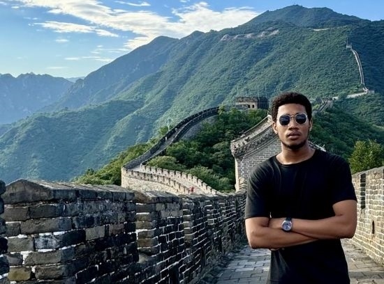 8月28日，尼日利亞青年阿米爾·阿希姆在慕田峪長城留影。新華社發(fā)（清華大學(xué)供圖）