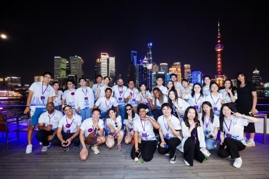 8月21日，中外青年在上海參觀時合影留念。新華社發(fā)（清華大學(xué)供圖）