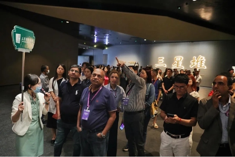 8月31日，亞洲媒體考察團(tuán)參訪三星堆博物館?！吨袊?guó)經(jīng)濟(jì)周刊》記者肖翊攝
