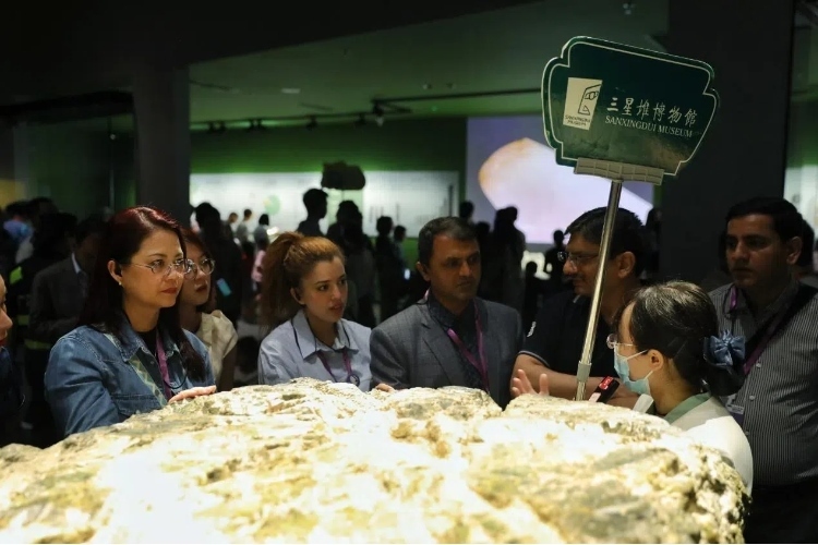 8月31日，亞洲媒體考察團(tuán)參訪三星堆博物館。左一為馬來(lái)西亞《星報(bào)》首席商務(wù)官莉迪婭·王?！吨袊?guó)經(jīng)濟(jì)周刊》記者肖翊攝