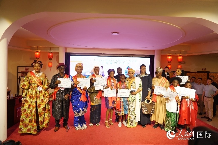 中尼服飾文化秀尼日利亞十佳模特獎(jiǎng)。人民網(wǎng)記者 姜宣攝