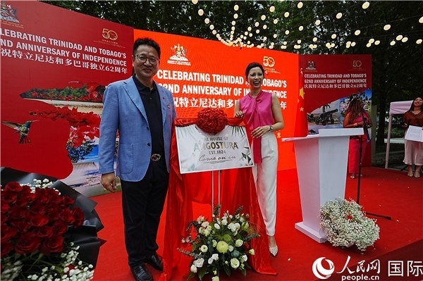 當(dāng)天的慶祝儀式上，還舉行了特多著名酒品牌安高天娜回歸中國(guó)市場(chǎng)的揭幕儀式。人民網(wǎng)記者 趙益普攝