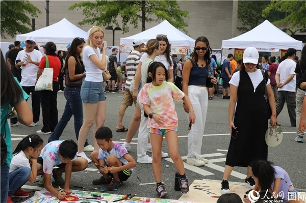 4、活動吸引了很多小朋友參加。 人民網(wǎng)記者 李志偉攝