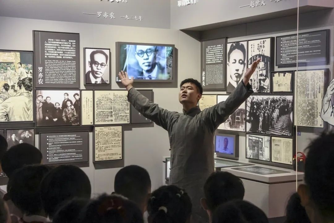 勞模身穿長袍再現(xiàn)烈士事跡。徐匯區(qū)總工會供圖