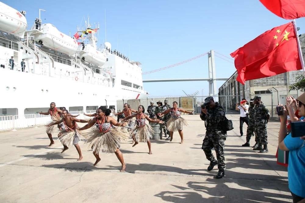 2024年8月16日，在莫桑比克馬普托港，當(dāng)?shù)匮輪T表演舞蹈，歡送中國海軍“和平方舟”號醫(yī)院船。