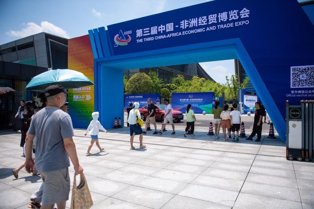 △2023年7月，在湖南長(zhǎng)沙國(guó)際會(huì)展中心，觀(guān)眾進(jìn)入中非經(jīng)貿(mào)博覽會(huì)展會(huì)現(xiàn)場(chǎng)。