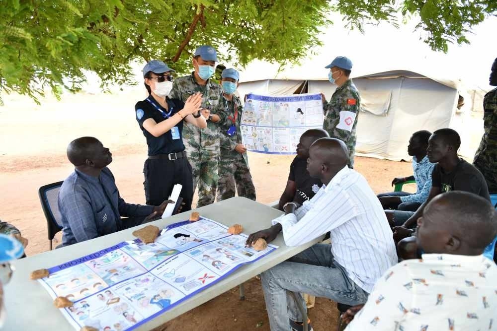 2020年3月，在南蘇丹首都朱巴，執(zhí)行聯(lián)合國維和任務(wù)的中國維和警察廖潔給當(dāng)?shù)鼐熘v解防疫知識。