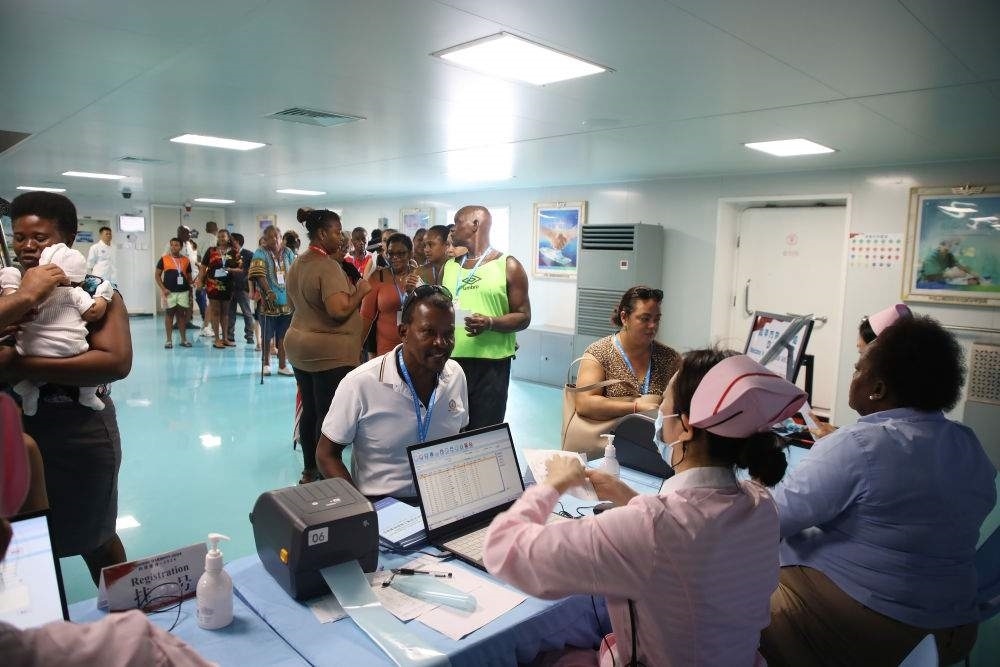 2024年7月8日，塞舌爾民眾在中國海軍“和平方舟”號醫(yī)院船上排隊就診。