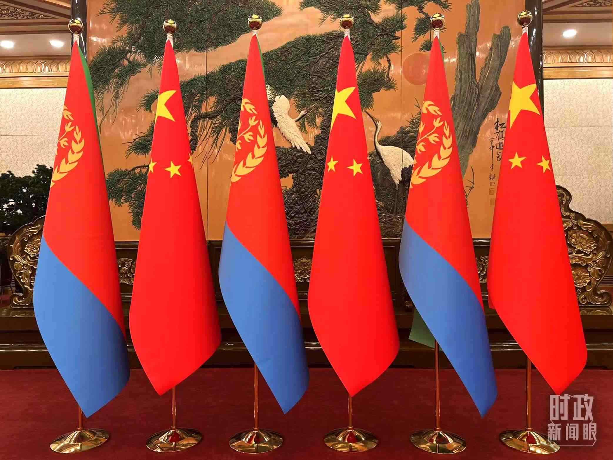 △會見現(xiàn)場擺放的中國和厄立特里亞兩國國旗。（總臺央視記者趙婷拍攝）