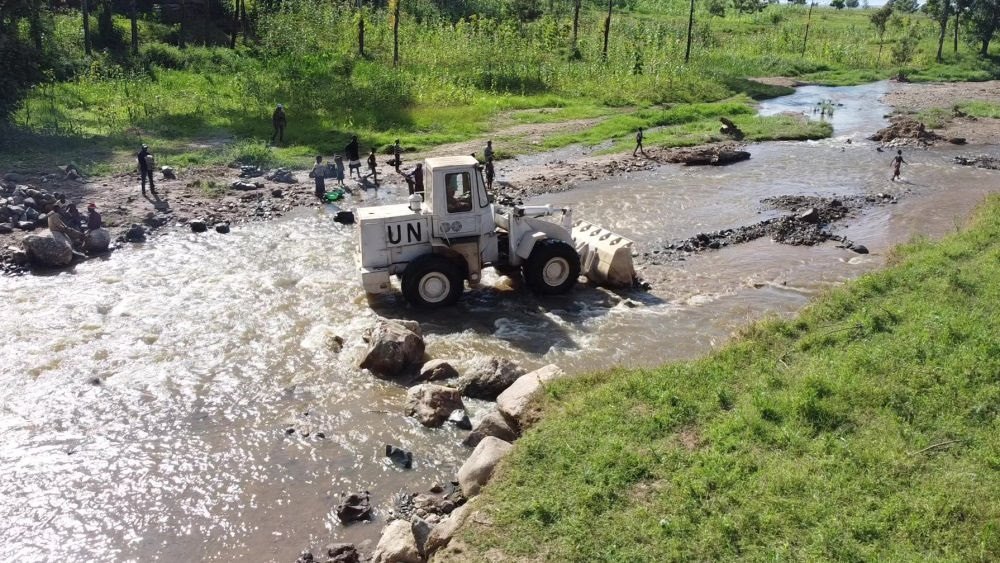 2023年6月7日，在剛果（金）南基伍省卡萊亥地區(qū)，中國第26批赴剛果（金）維和工兵分隊官兵進(jìn)行施工作業(yè)。