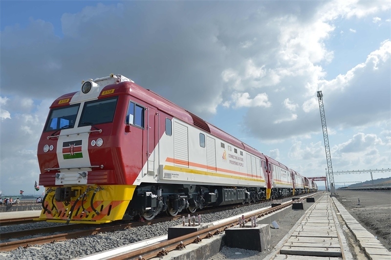 當(dāng)?shù)貢r(shí)間2017年5月30日，肯尼亞蒙巴薩，連接肯尼亞港口城市蒙巴薩和首都內(nèi)羅畢的蒙內(nèi)鐵路正式竣工通車。