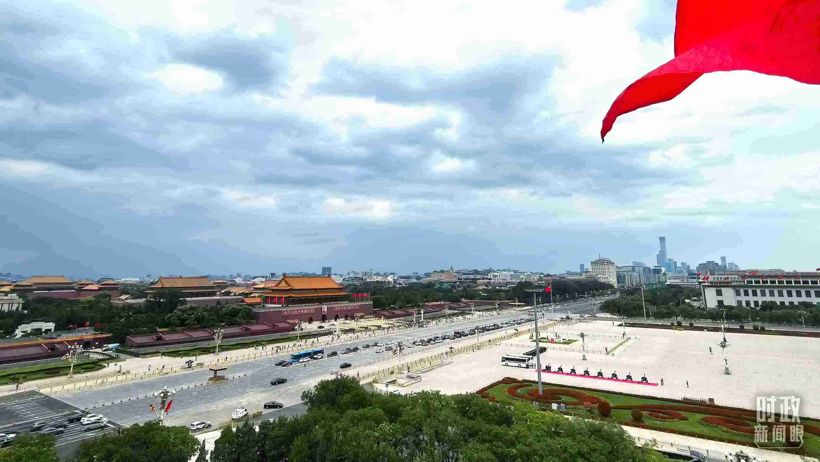 △北京長安街兩側(cè)懸掛中非合作論壇成員旗幟。（總臺央視記者張垚拍攝）