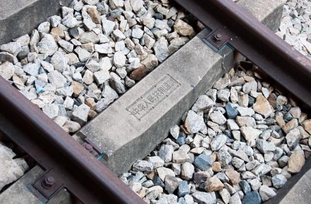 坦贊鐵路鋼筋混凝土軌枕上的“中華人民共和國制”字樣清晰可辨。