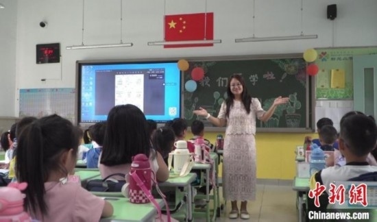 圖為衡水市新苑小學(xué)，老師正在給學(xué)生講開學(xué)第一課的內(nèi)容。王天祥 攝