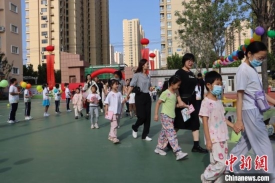 圖為衡水市新苑小學(xué)，小學(xué)一年級(jí)新生佩戴“夢(mèng)想徽章”后，步入校園 。王天祥 攝