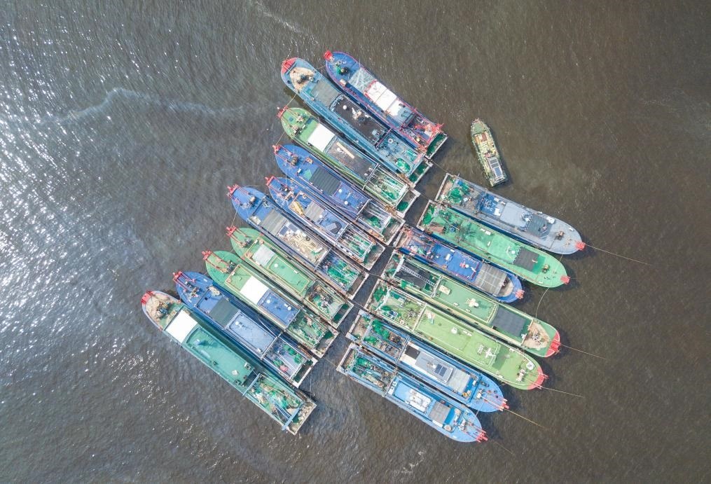 9月4日，船只在海南省?？谑行赂鄞a頭停靠避風(fēng)（無人機照片）。新華社記者 蒲曉旭 攝