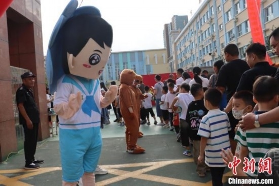 圖為衡水市新苑小學(xué)，老師穿上玩偶服裝歡迎新生入學(xué)。王天祥 攝