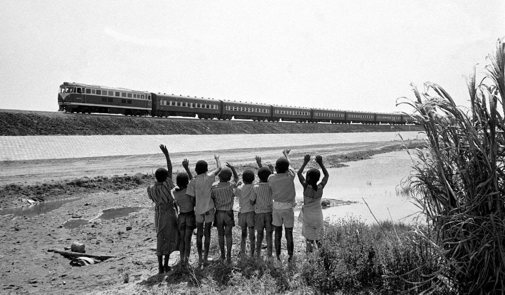 贊比亞魯西瓦西湖畔的少年兒童歡迎坦贊鐵路的列車通到他們的家鄉(xiāng)（1976年攝）。新華社發(fā)